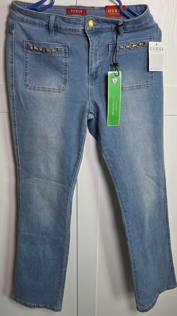 Guess Jeans / Arya Relaxed Bootcut Jeans / Gold Emblems on front pocket / 30x31